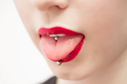 Piercing jezika – možni zapleti in tveganja!